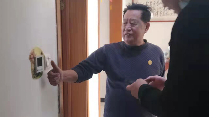 工作人员采访石墨烯电地暖用户.jpg 工作人员采访石墨烯电地暖用户.jpg